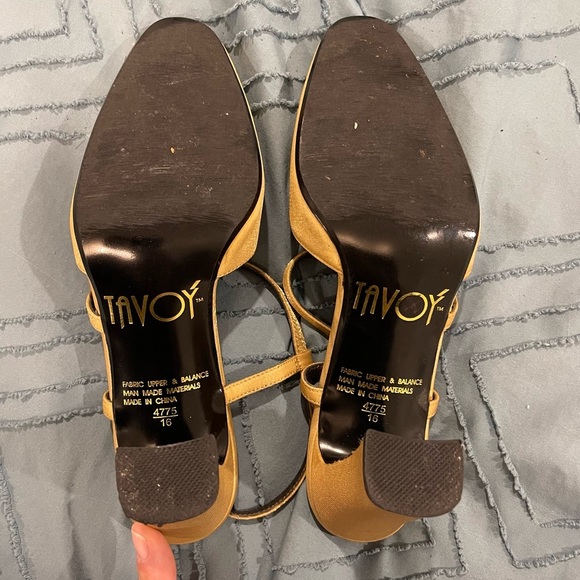 Vintage 1960s Tavoy Gold Closed Toe Heels - Size 6.5 - Picture 4 of 6